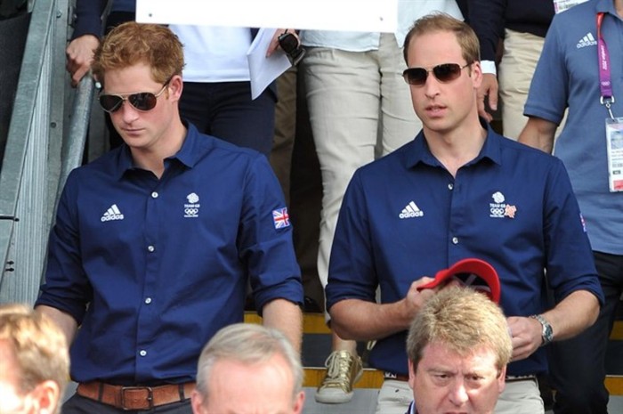 Hai anh em hoàng tử Harry (trái) và William (phải) tới Greenwich Park để theo dõi một thành viên Hoàng gia thi đấu.